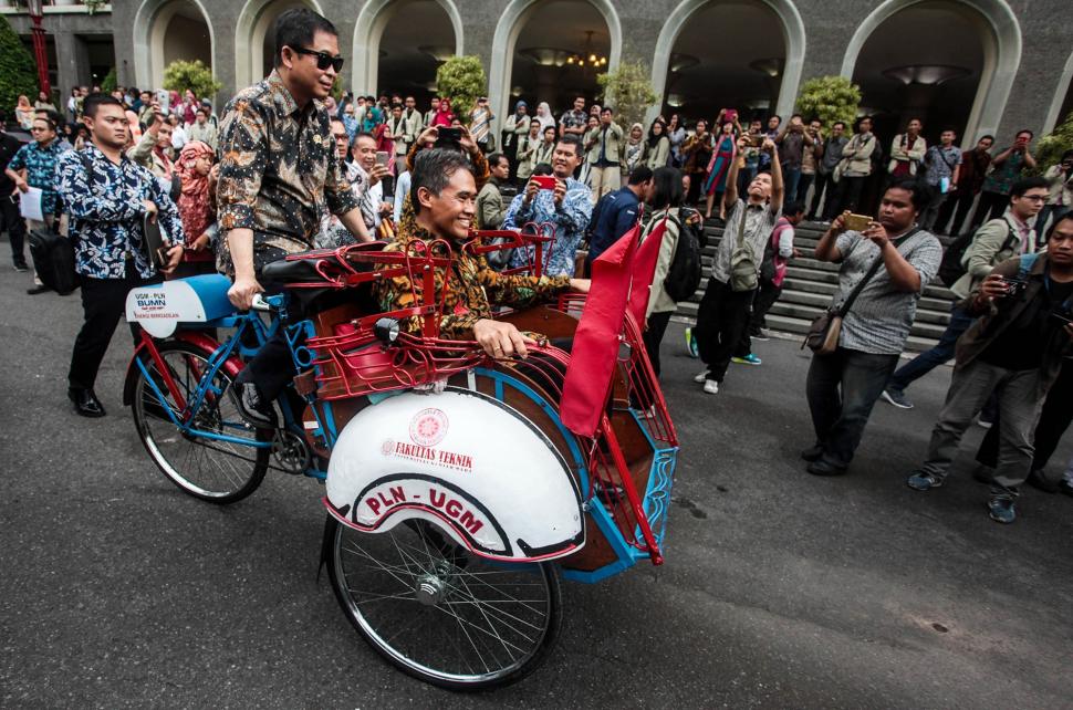Aksi Menteri Jonan Menjajal Becak Listrik Aksi Menteri Jonan Menjajal Becak Listrik
