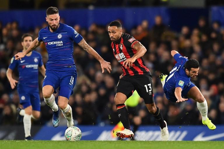 Pemain AFC Bournemouth Callum Wilson menghindari kejaran pemain Chelsea Olivier Giroud [AFP]