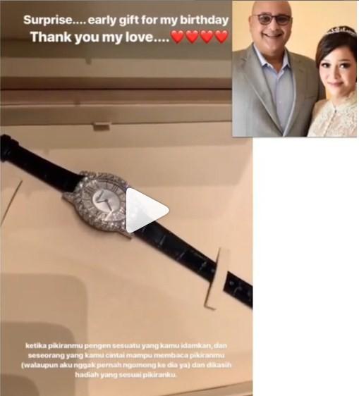 Maia Estiany dapat kejutan jam tangan mahal dari suami, Irwan Mussry. (Instagram)
