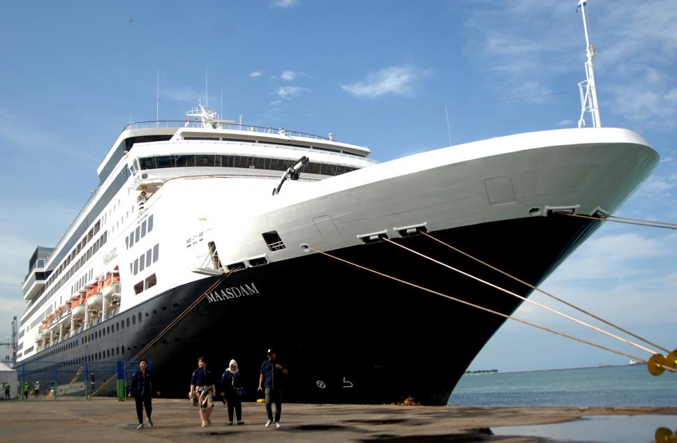 Keren! Kapal Pesiar Cruise MS Maasdam Berlabuh di Pelabuhan Makasar Keren! Kapal Pesiar Cruise MS Maasdam Berlabuh di Pelabuhan Makasar