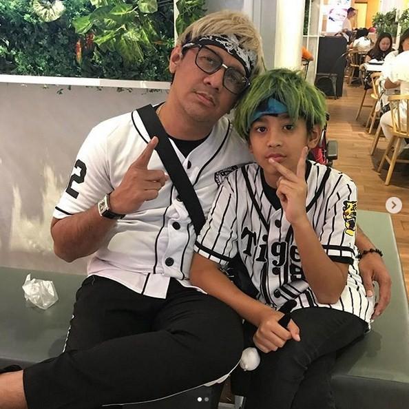 Andre Taulany bersama Kenzy nonton konser BTS di Singapura. (Instagram)