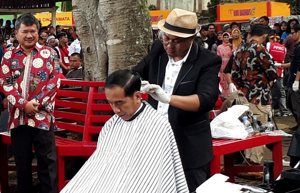 Presiden Jokowi Cukur Rambut di Bawah Pohon Presiden Jokowi Cukur Rambut di Bawah Pohon