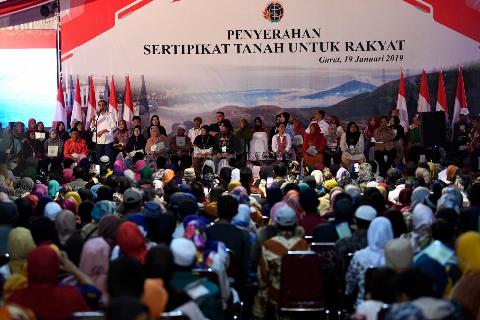 Presiden Joko Widodo berdialog dengan penerima Sertifikat Tanah untuk Rakyat di Banjarsari, Garut, Jawa Barat, Sabtu (19/1). ANTARA FOTO/Puspa Perwitasari