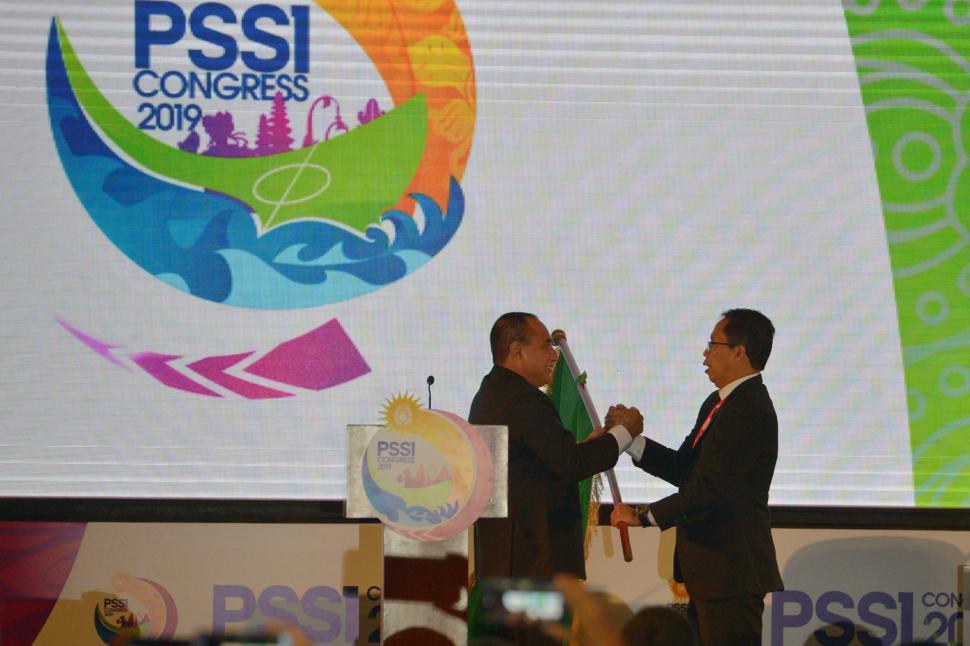 Ketua Umum PSSI Edy Rahmayadi (kiri) menyerahkan bendera organisasi sepak bola Indonesia kepada Wakil Ketua Umum PSSI Djoko Driyono seusai menyatakan pengunduran diri dalam pembukaan Kongres PSSI 2019 di Nusa Dua, Bali, Minggu (20/1). ANTARA FOTO/Nyoman Budhiana