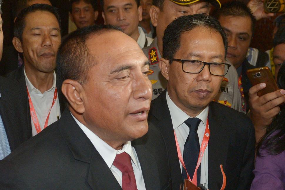 Mantan Ketua Umum PSSI Edy Rahmayadi (kedua kiri) menyampaikan keterangan kepada pers terkait pengunduran dirinya seusai pembukaan Kongres PSSI 2019 di Nusa Dua, Bali, Minggu (20/1). ANTARA FOTO/Nyoman Budhiana