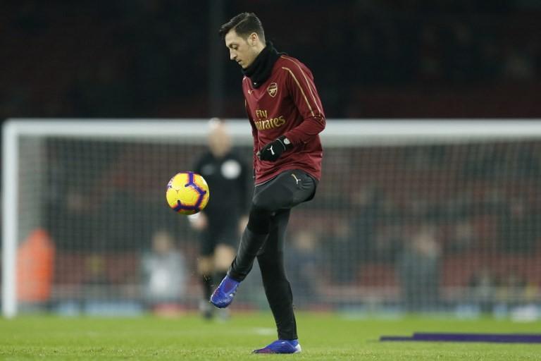 Pemain Arsenal Mesut Ozil melakukan pemanasan jelang pertandingan kontra Chelsea di Emirates Stadium, Minggu (20/1/2019) [AFP]