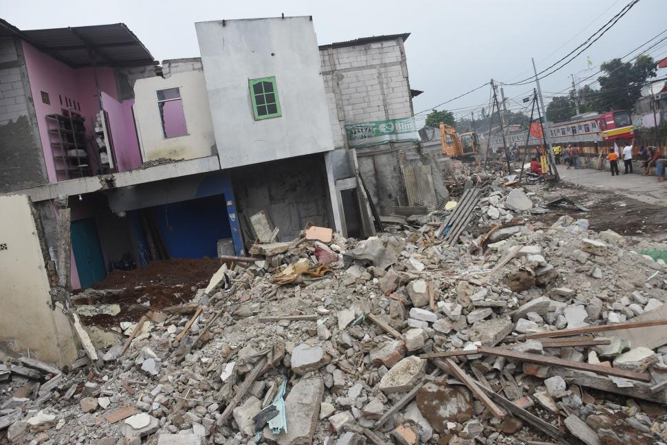 Puluhan Rumah di Bantaran Rel Rawajati Dibongkar Puluhan Rumah di Bantaran Rel Rawajati Dibongkar