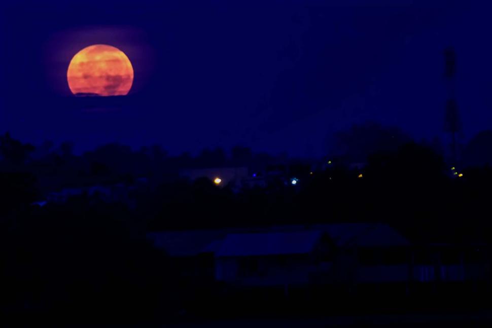 Jelang Fenomena Supermoon di Indonesia Jelang Fenomena Supermoon di Indonesia