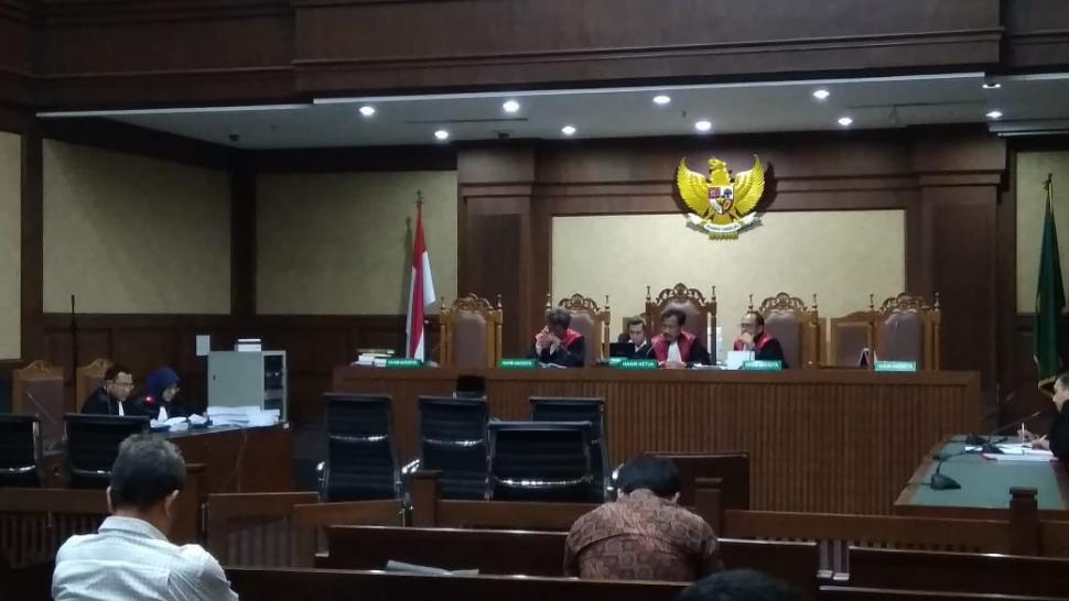 Anggota DPR Komisi XI DPR RI, Amin Santono dituntut 10 tahun penjara. (Suara.com/Welly Hidayat)