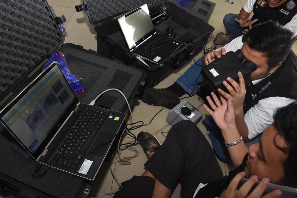 Jemput Bola, Relawan Diterjunkan Rekam KTP Elektronik di Indonesia Timur Jemput Bola, Relawan Diterjunkan Rekam KTP Elektronik di Indonesia Timur