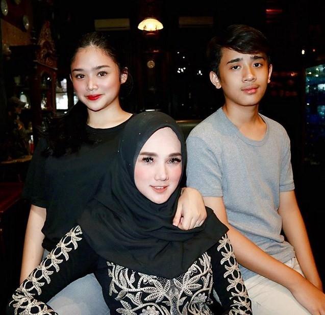 Mulan Jameela bersama dua anaknya, dari mantan suami terdahulu. (Instagram)