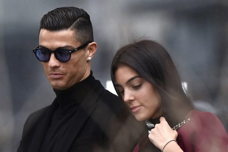 Pemain Juventus Cristiano Ronaldo bersama kekasihnya Georgina Rodriguez meninggalkan gedung pengadilan di Madrid, Spanyol, Selasa (22/1/2019) [AFP]