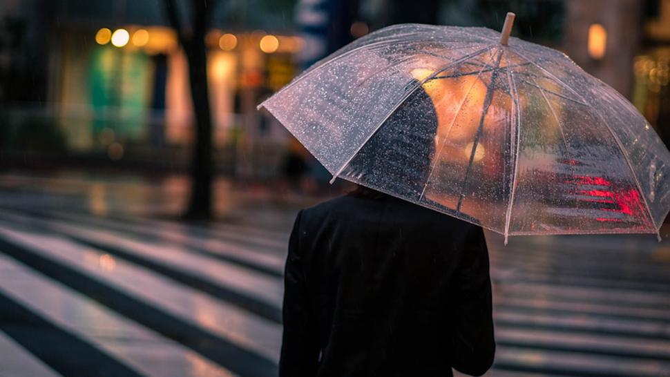 Ilustrasi seseorang membawa payung saat musim hujan (Shutterstock)