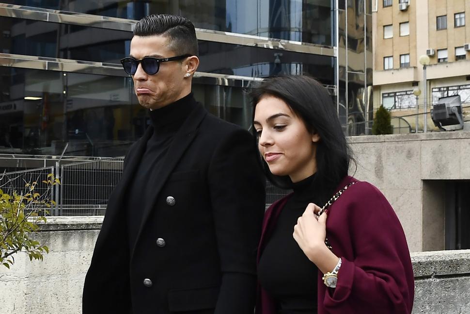 Ekspresi Ronaldo saat Hadiri Sidang Penggelapan Pajak Ekspresi Ronaldo saat Hadiri Sidang Penggelapan Pajak