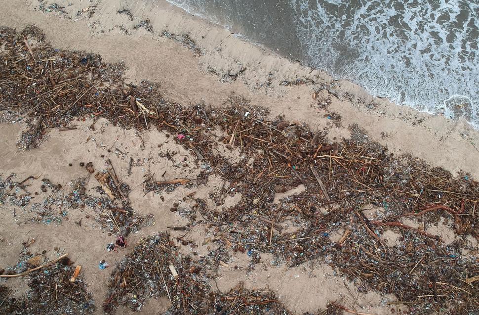 Sampah Kiriman Menumpuk di Pantai Kuta Sampah Kiriman Menumpuk di Pantai Kuta