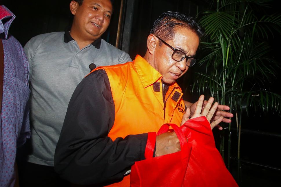 KPK Tahan Bupati Mesuji Tersangka Suap Proyek Infrastruktur KPK Tahan Bupati Mesuji Tersangka Suap Proyek Infrastruktur
