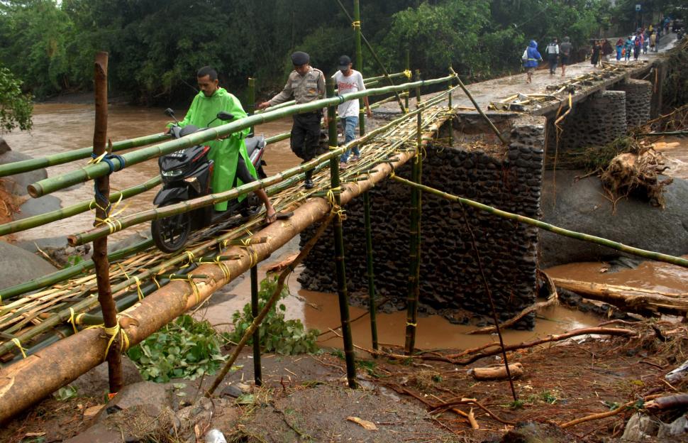 Jembatan Darurat di Gowa Akibat Roboh Diterjang Banjir Jembatan Darurat di Gowa Akibat Roboh Diterjang Banjir