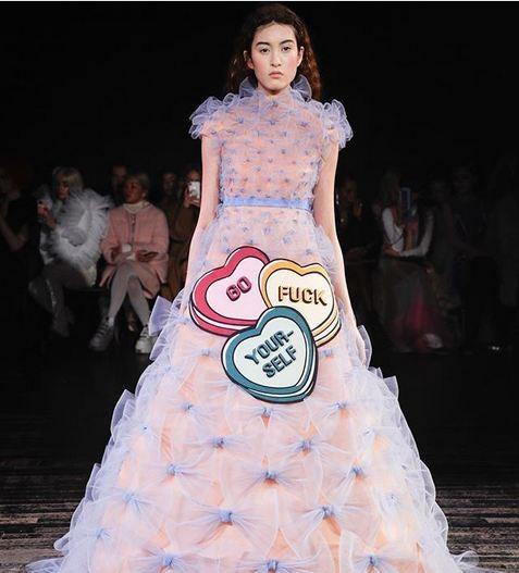 Gaun dengan Kalimat nyeleneh curi perhatian Paris Fashion Week [ig @viktorandrolf]
