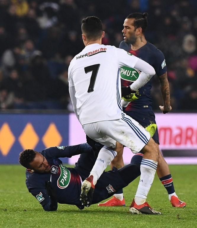 Pemain PSG Neymar mendapat tekel keras dari pemain Strasbourg Moataz Zemzemi dalam laga Piala Prancis yang berlangsung di Parc des Princes, Kamis (24/1/2019) [AFP]