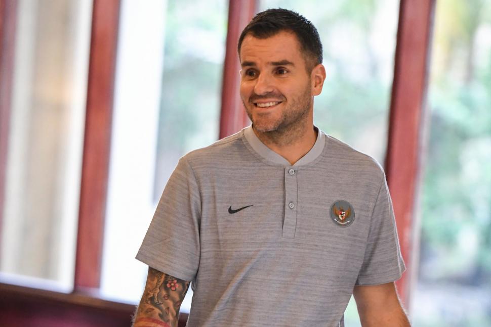 Pelatih timnas Indonesia Simon McMenemy berjalan seusai menggelar konferensi pers di Jakarta, Kamis (24/1). ANTARA FOTO/Hafidz Mubarak A