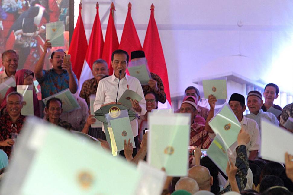 Jokowi Serahkan 30.000 Sertifikat Tanah ke Warga Jakarta Pusat Jokowi Serahkan 30.000 Sertifikat Tanah ke Warga Jakarta Pusat