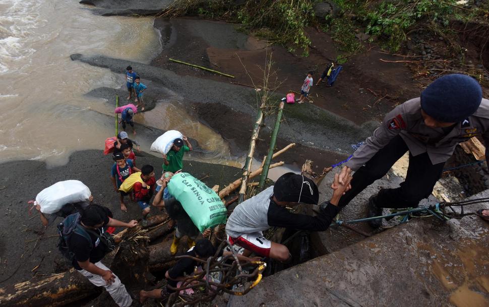 Duka Warga Gowa Saat Banjir dan Longsor Menimpa Duka Warga Gowa Saat Banjir dan Longsor Menimpa