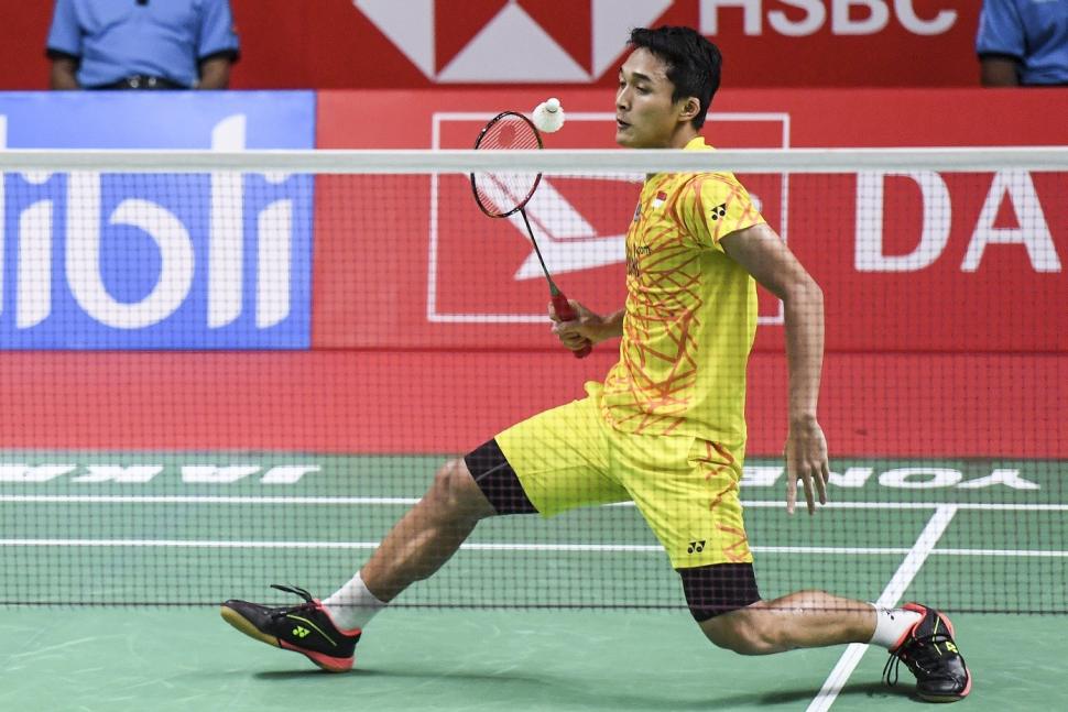 Pebulu tangkis putra Indonesia Jonatan Christie berusaha mengembalikan kok ke pebulutangkis putra Denmark Anders Antonsen saat pertandingan semifinal Daihatsu Indonesia Masters 2019 di Istora Senayan, Jakarta, Sabtu (26/1/2019). Langkah Jojo terhenti di babak semifinal setelah dikalahkan Anders Antonsen dengan skor 18-21 dan 16-21. ANTARA FOTO/Hafidz Mubarak A