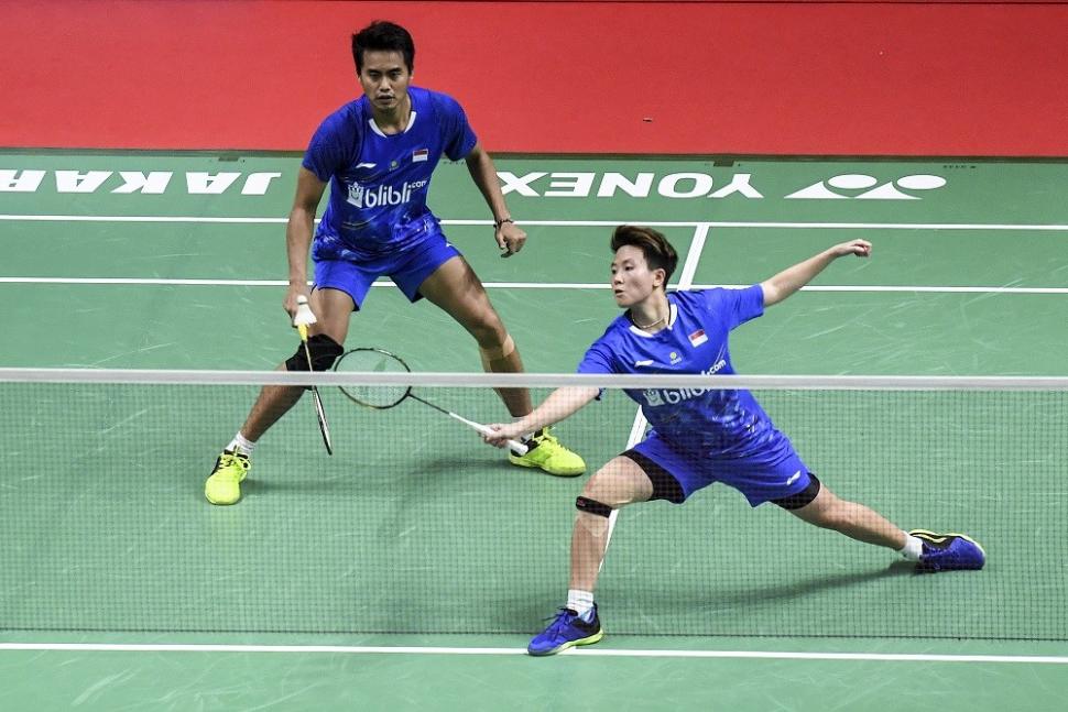 Ganda campuran Indonesia Liliyana Natsir (kanan) dan Tontowi Ahmad berusaha mengembalikan kok ke ganda campuran Malaysia Chan Peng Soon dan Goh Liu Ying saat pertandingan semifinal Daihatsu Indonesia Masters 2019 di Istora Senayan, Jakarta, Sabtu (26/1/2019). Owi/Butet lolos ke final setelah menang dengan skor 22-20 dan 21-11. ANTARA FOTO/Hafidz Mubarak A