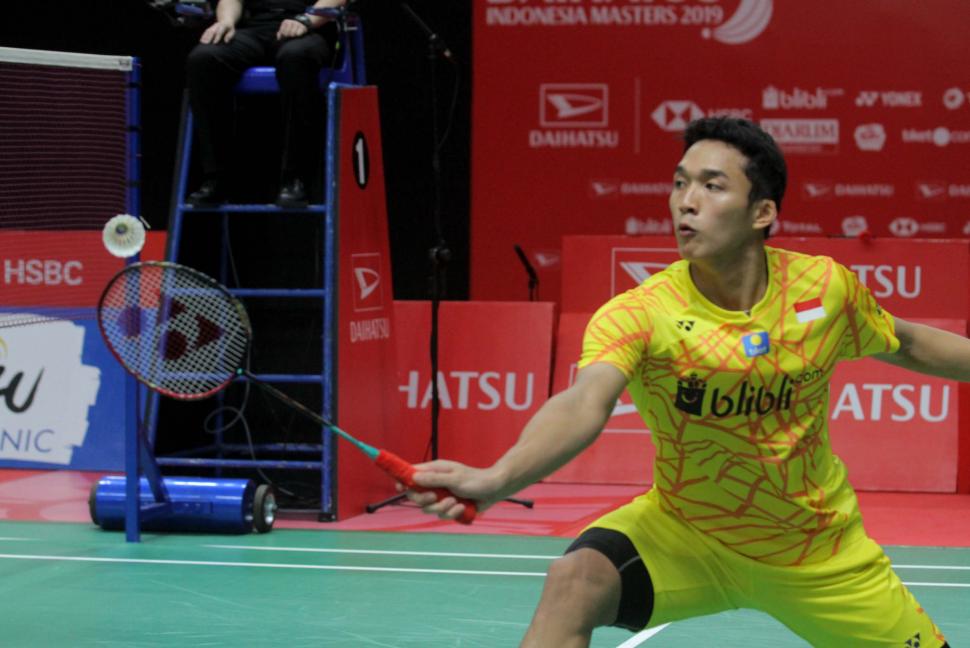 Pebulu tangkis putra Indonesia Jonatan Christie berusaha mengembalikan kok ke pebulutangkis putra Denmark Anders Antonsen saat pertandingan semifinal Daihatsu Indonesia Masters 2019 di Istora Senayan, Jakarta, Sabtu (26/1). (Suara.com/Fakhri Hermansyah)