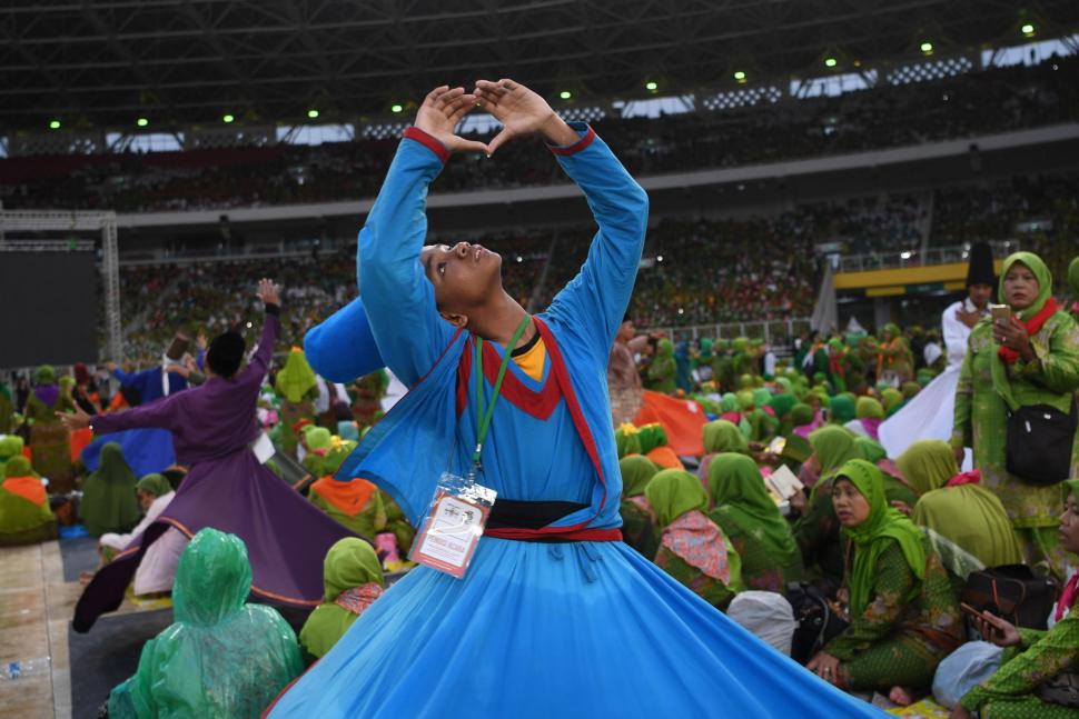 Aksi 999 Penari Pecahkan Rekor MURI Tarian Sufi di Harla ke-73 Muslimat NU Aksi 999 Penari Pecahkan Rekor MURI Tarian Sufi di Harla ke-73 Muslimat NU