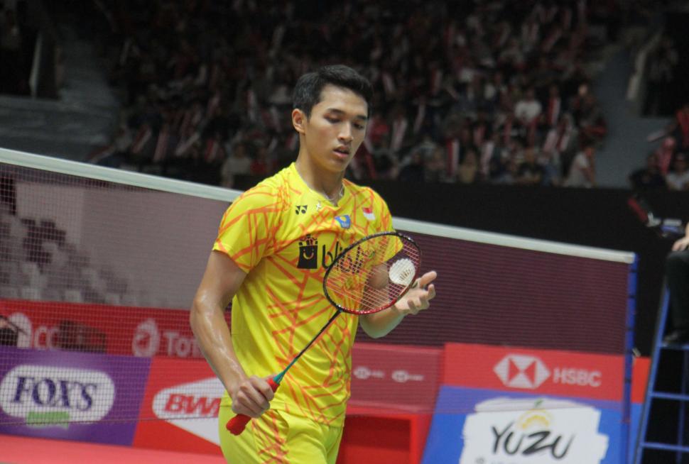 Pebulu tangkis putra Indonesia Jonatan Christie berusaha mengembalikan kok ke pebulutangkis putra Denmark Anders Antonsen saat pertandingan semifinal Daihatsu Indonesia Masters 2019 di Istora Senayan, Jakarta, Sabtu (26/1). (Suara.com/Fakhri Hermansyah)