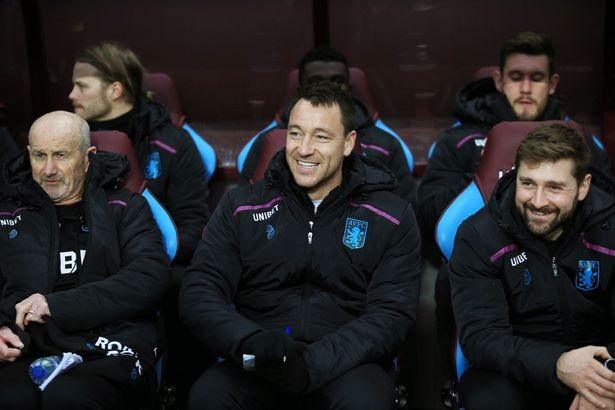 John Terry (tengah) saat menjalani tugasnya sebagai asisten pelatih Aston Villa. [laman resmi Aston Villa]