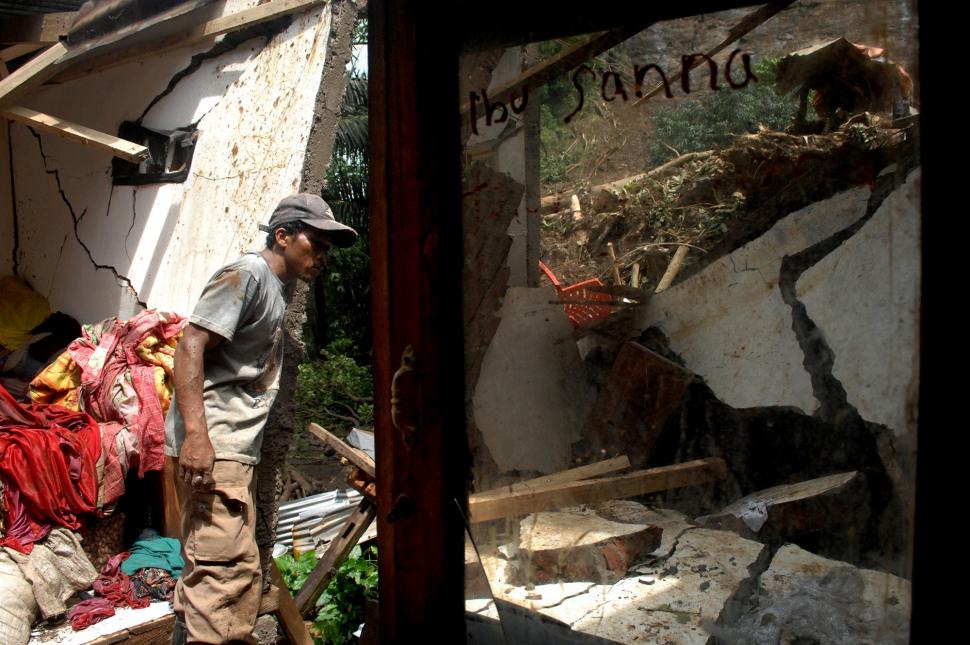 Warga mencari sisa barang yang masih bisa digunakan pasca bencana tanah longsor di Desa Pattalikang, Kecamatan Manuju, Kabupaten Gowa, Sulawesi Selatan, Sabtu (26/1). ANTARA FOTO/Abriawan Abhe