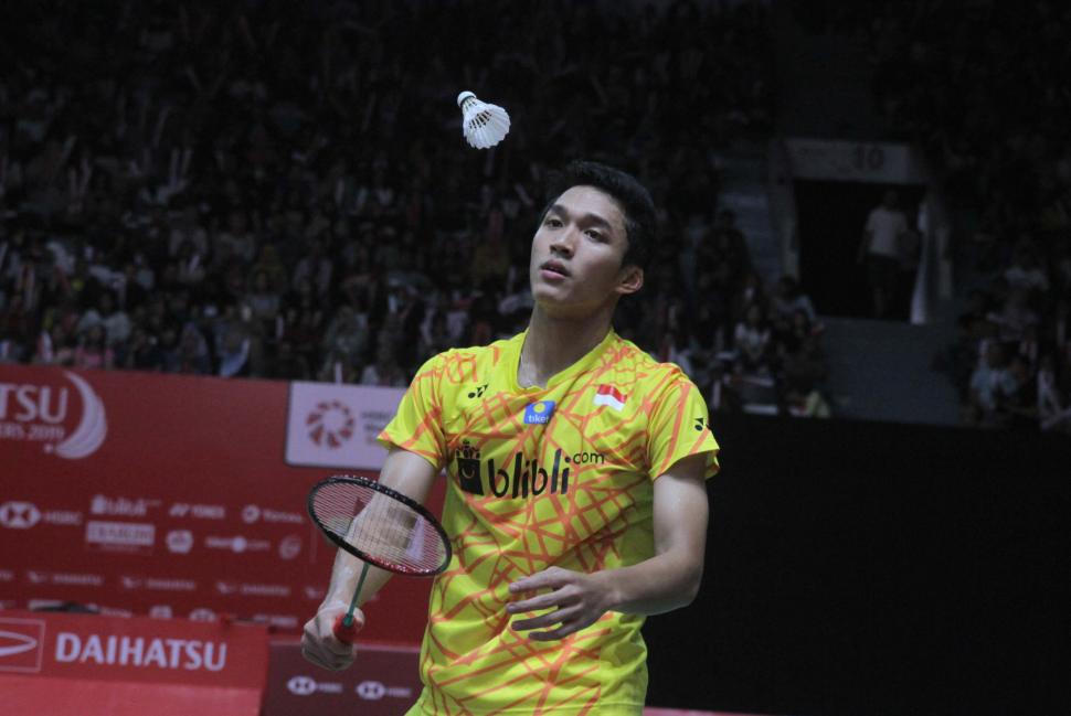 Pebulu tangkis putra Indonesia Jonatan Christie berusaha mengembalikan kok ke pebulutangkis putra Denmark Anders Antonsen saat pertandingan semifinal Daihatsu Indonesia Masters 2019 di Istora Senayan, Jakarta, Sabtu (26/1). (Suara.com/Fakhri Hermansyah)