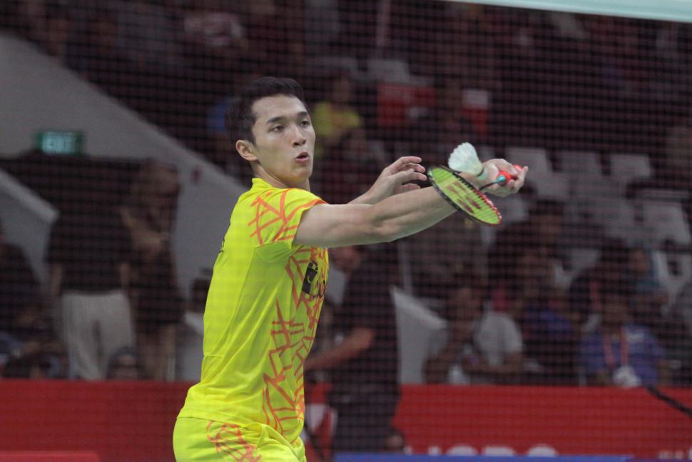Pebulu tangkis putra Indonesia Jonatan Christie berusaha mengembalikan kok ke pebulutangkis putra Denmark Anders Antonsen saat pertandingan semifinal Daihatsu Indonesia Masters 2019 di Istora Senayan, Jakarta, Sabtu (26/1). (Suara.com/Fakhri Hermansyah)
