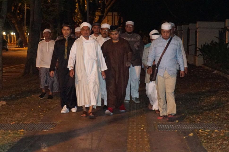 Pimpinan Majelis Azzikra KH Muhammad Arifin Ilham (ketiga kiri) bersama para jemaah berjalan kaki dari Apartemen Mansion One ke Masjid Jamik Al-Munawar Kelawai di George Town, Penang, Malaysia, Senin (28/1). ANTARA Foto/Agus Setiawan