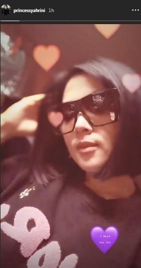 Syahrini unggah emotikon love warna ungu bertuliskan I Miss You Too. [Instagram]