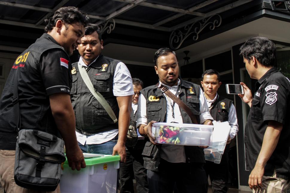 Satgas Anti Mafia Bola Angkut Ratusan Dokumen dari Kantor PSSI Satgas Anti Mafia Bola Angkut Ratusan Dokumen dari Kantor PSSI