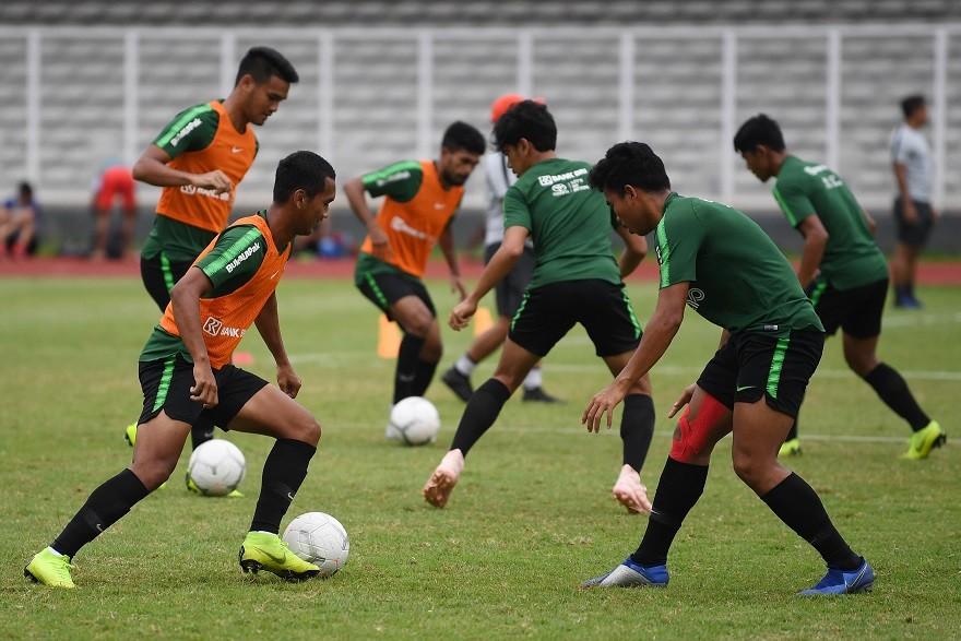 Pemain sepak bola Timnas Indonesia U-22 mengikuti pemusatan latihan di Stadin Madya, Kompleks GBK, Jakarta, Senin (28/1/2019). Pemain Timnas Indonesia U-22 melakukan latihan teknik pola serangan dan pertahanan untuk memantapkan persiapan tim jelang Piala AFF U-22 di Kamboja. ANTARA FOTO/Wahyu Putro