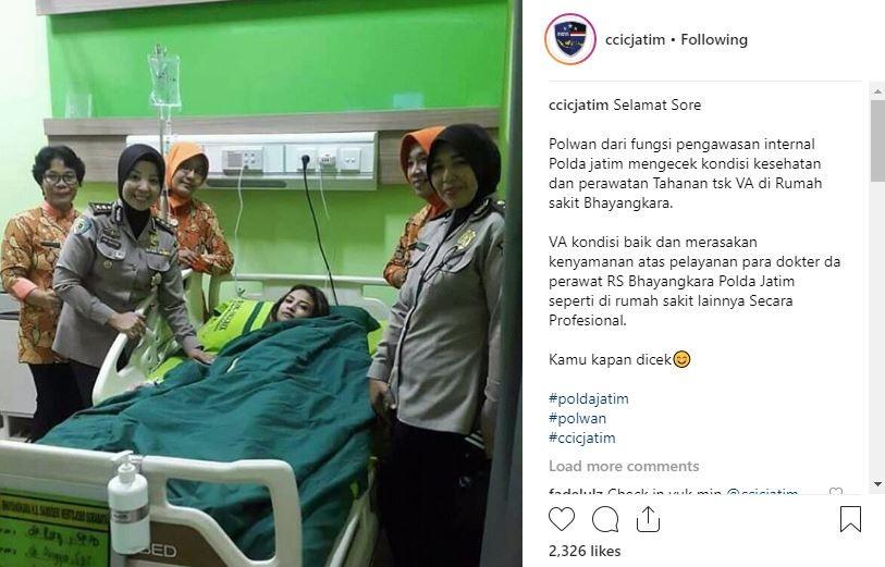 Vanessa Angel dijenguk polwan di RS Bhayangkara. [instagram/ccicjatim]