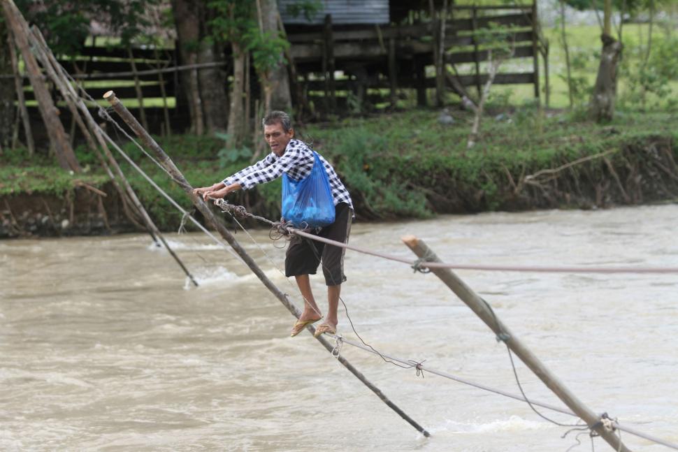 Menantang Maut Seberangi Jembatan Tali Terbuat dari Kabel Listrik Menantang Maut Seberangi Jembatan Tali Terbuat dari Kabel Listrik