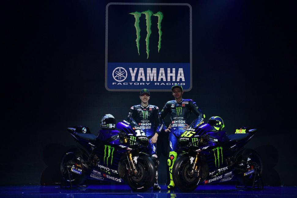 Pebalap MotoGP Valentino Rossi (kanan) dan Maverick Vinales berpose di depan motor YZR-M1 saat peluncuran Monster Energy Yamaha MotoGP Team di Jakarta, Senin (4/2). ANTARA FOTO/Sigid Kurniawan