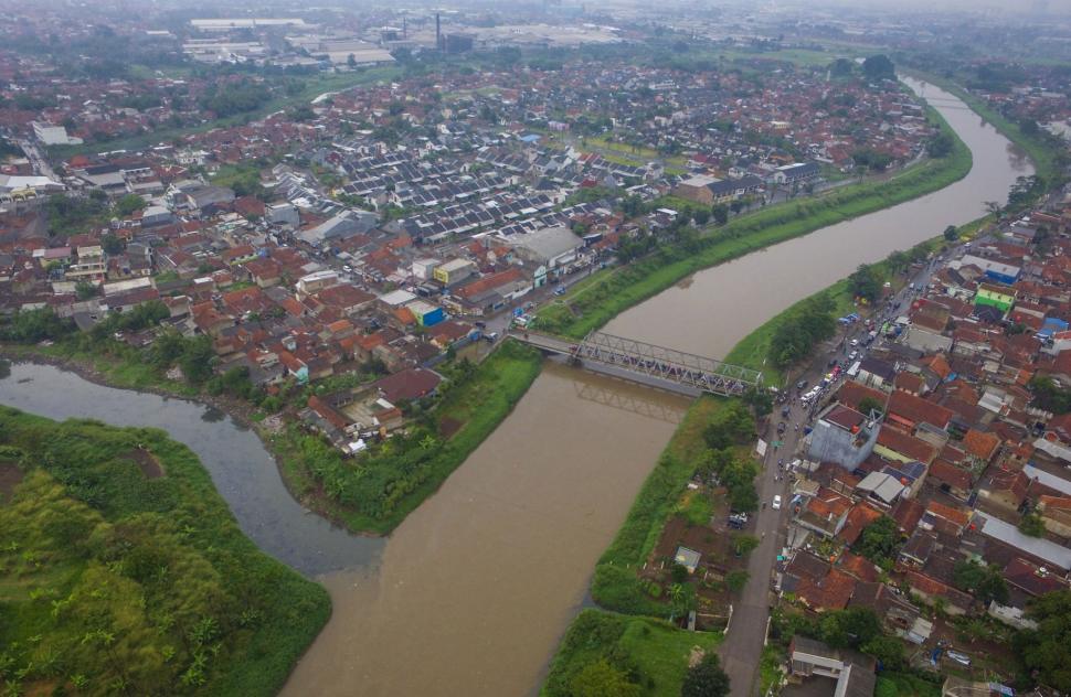 Foto udara limbah pabrik yang dibuang di Daerah Aliran Sungai (DAS) Citarum, Rancamanyar, Kabupaten Bandung, Jawa Barat, Minggu (3/2). ANTARA FOTO/Raisan Al Farisi
