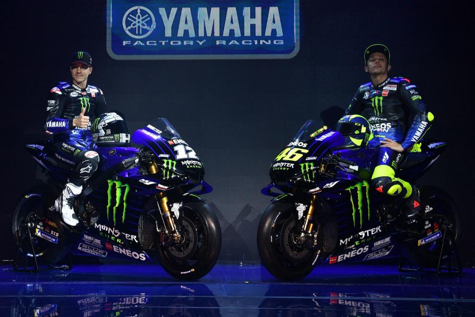 Pebalap MotoGP Valentino Rossi (kanan) dan Maverick Vinales berpose di depan motor YZR-M1 saat peluncuran Monster Energy Yamaha MotoGP Team di Jakarta, Senin (4/2). ANTARA FOTO/Sigid Kurniawan