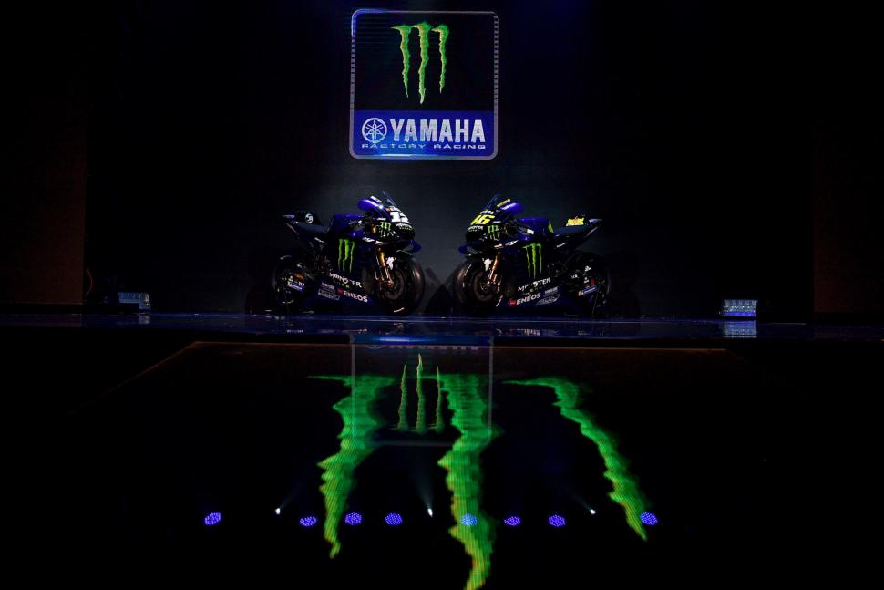Pebalap MotoGP Valentino Rossi (kanan) dan Maverick Vinales berpose di depan motor YZR-M1 saat peluncuran Monster Energy Yamaha MotoGP Team di Jakarta, Senin (4/2). ANTARA FOTO/Sigid Kurniawan