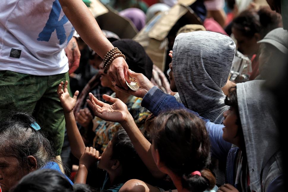 Pengemis Musiman Mengais Rezeki di Vihara Dharma Bakti Pengemis Musiman Mengais Rezeki di Vihara Dharma Bakti