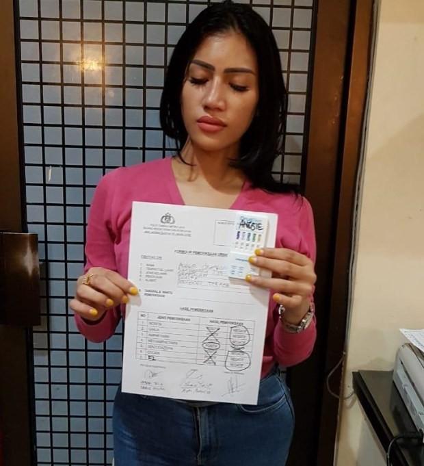 Reva Alexa, artis model sekaligus selebgram,ditangkap bersama barang bukti oleh aparat kepolisian terkait penyalahgunaan narkotika jenis sabu, Rabu (6/2/2019) sekitar pukul 02.15 WIB. [dok.polisi]