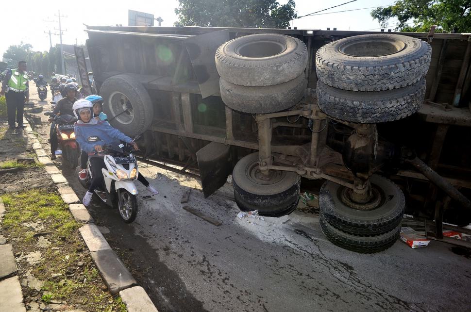 Truk Muatan Semen Terguling di Jalur Pantura Truk Muatan Semen Terguling di Jalur Pantura