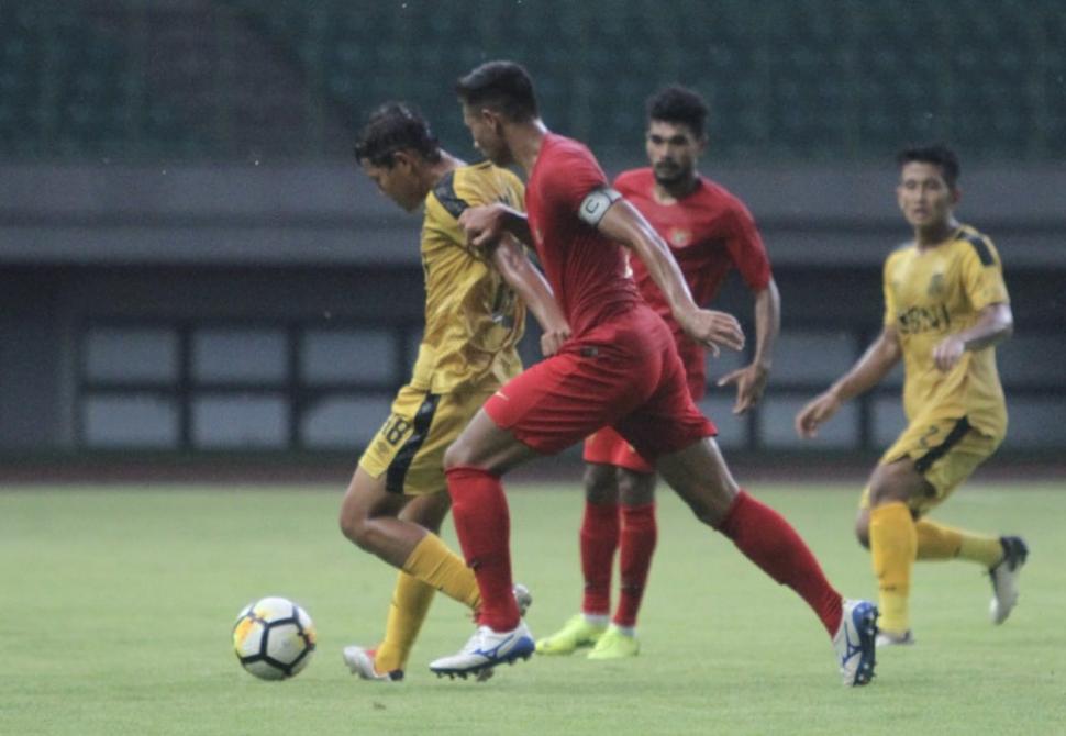 Timnas Indonesia U-22 berhadapan dengan Bhayangkara FC di laga uji coba yang berlangsung di Stadion Patriot, Bekasi, Rabu (6/2/2019) [AFP]