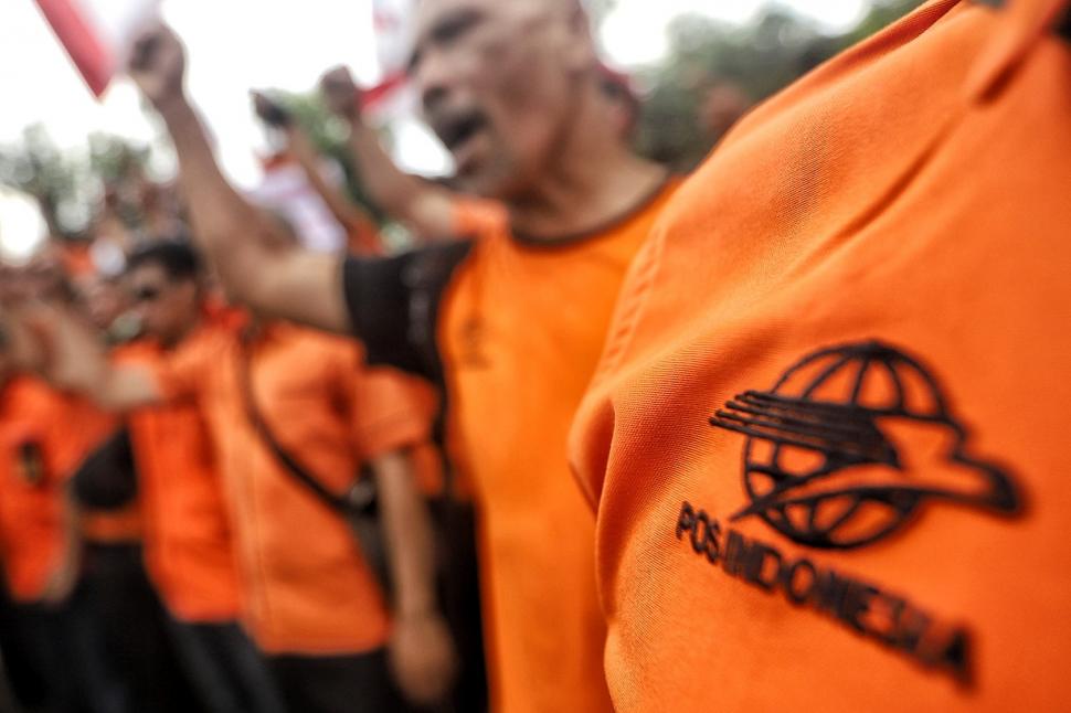 Ratusan Karyawan PT Pos Demo di Kementerian BUMN Ratusan Karyawan PT Pos Demo di Kementerian BUMN